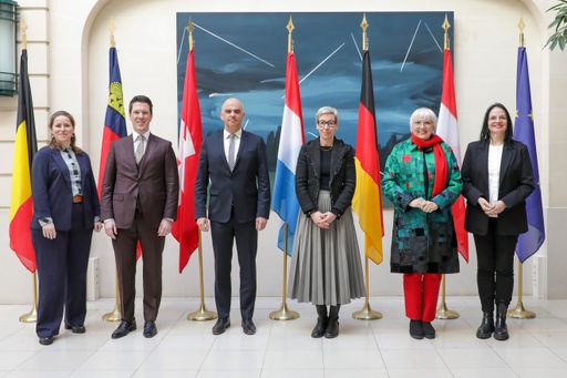 (de g. à dr.) Isabelle Weykmans, ministre de la
Culture et des Sports du Gouvernement de la communauté germanophone
(Ostbelgien) du royaume de Belgique ; Manuel Frick, ministre des
Affaires sociales et de la Culture de la principauté de
Liechtenstein ; Alain Berset, président de la Confédération suisse ;
Sam Tanson, ministre de la Culture ; Claudia Roth, ministre de la
Culture et des Médias de la République fédérale d'Allemagne ; Andrea
Mayer, secrétaire d'État au ministère fédéral des Arts, de la
Culture, de la Fonction publique et des Sports de la république
d'Autriche
