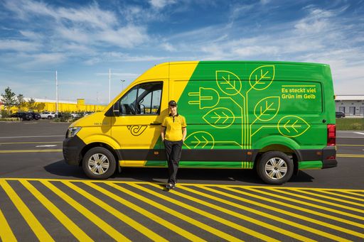  Junge Zustellerin mit E-Fahrzeug