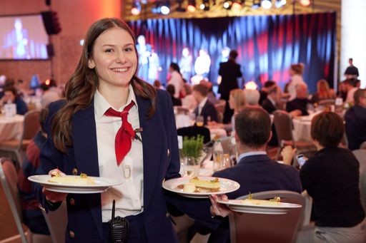 Vorschau Bild von Schüler:innen und hochkarätige Kulinarik im Zentrum
des Geschehens
