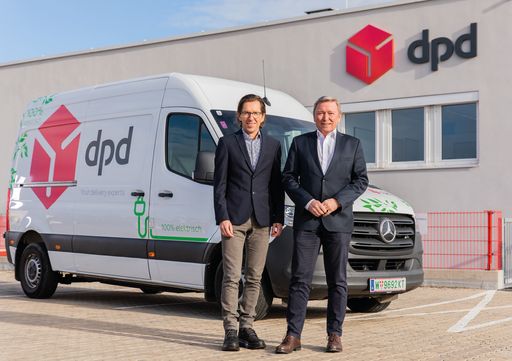 Mag. Rainer Schwarz, Geschäftsführer von DPD
Austria (rechts) und Arno Ritter, DPD-Depotleiter in Vorarlberg
(links) präsentieren stolz eines der E-Fahrzeuge mit denen in
Bregenz Pakete emissionsfrei zugestellt werden.