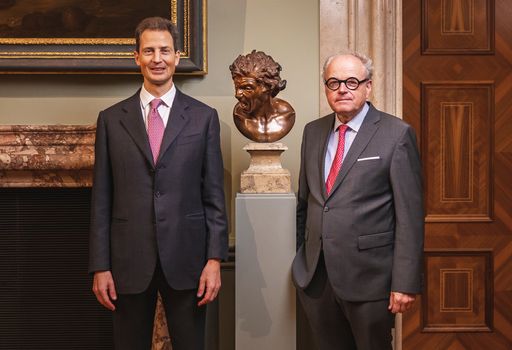 Vorschau Bild von Erbprinz Alois von und zu Liechtenstein und Johann Kräftner,
Direktor der Fürstlichen Sammlungen, Massimiliano Soldani-Benzi
(1656–1740) nach Gian Lorenzo Bernini: Büste der Anima Dannata
(1705—07), Bronze, originale rotgoldene Lackpatina, Sockel aus
beigem Kalkstein © LIECHTENSTEIN. The Princely Collections,
Vaduz-Vienna