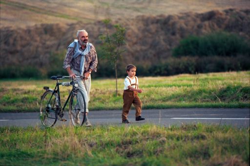 Vorschau Bild von Zur ARTE-Sendung am 15. März 2023 um 23.45 Uhr (Wiederholung: 15.
März 2023 um 20.15 Uhr, 20. März 2023 um 13.35 Uhr, 20. März 2023 um
14.15 Uhr, 29. März 2023 um 01.20 Uhr, 29. März 2023 um 14.20 Uhr)
Kolya Bildunterschrift: Plötzlich ist Frantisek (Zdenek Sverak)
gezwungen, sich um Kolya (Andrej Chalimon) zu kümmern. Bildrechte:
ARD / © 2022 ARD/Degeto Honorarfreie Verwendung nur im Zusammenhang
mit genannter Sendung und bei folgender Nennung "Bild:
Sendeanstalt/Copyright". Andere Verwendungen nur nach
vorheriger Absprache: ARTE-Bildredaktion, Tel.: Carine Haggiag +33 3
88 14 21 37 und Silke Wölk +33 3 88 14 22 25, E-Mail:
bildredaktion@arte.tv / Die Verwendung dieses Bildes für
redaktionelle Zwecke ist unter Beachtung aller mitgeteilten
Nutzungsbedingungen zulässig und dann auch honorarfrei.
Veröffentlichung ausschließlich mit Bildrechte-Hinweis.