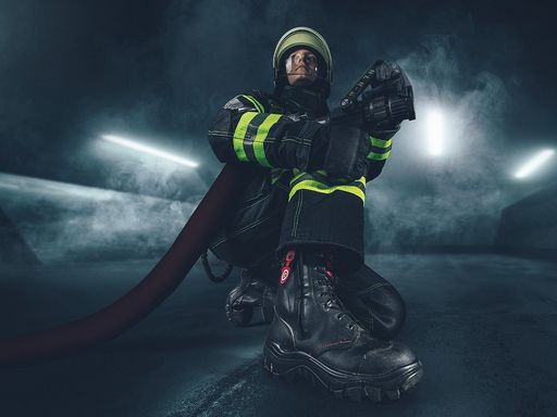 Sicherheitsschuhe müssen sowohl Schutz bieten als auch
Ergonomiekriterien erfüllen. Die Aktion Gesunder Rücken (AGR) e. V.
zertifiziert ergonomische Schuhe mit einem Gütesiegel. / Die
Verwendung dieses Bildes für redaktionelle Zwecke ist unter
Beachtung aller mitgeteilten Nutzungsbedingungen zulässig und dann
auch honorarfrei. Veröffentlichung ausschließlich mit
Bildrechte-Hinweis.