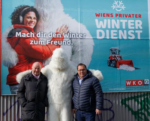  „Als Fachgruppe bewerben wir den privaten
Winterdienst heuer zum ersten Mal mit dem Yeti“, sagt Helmut Ogulin,
Obmann der (l), Yeti und Peter Schrattenholzer, Ausschussmitglied in
der Fachgruppe (r.).