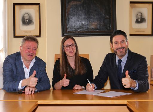 Clemens Unterreiner mit Bürgermeister Martin Falk
und Geschäftsführerin Bianca Erlinger bei der Vertragsunterschrift
in Gars am Kamp