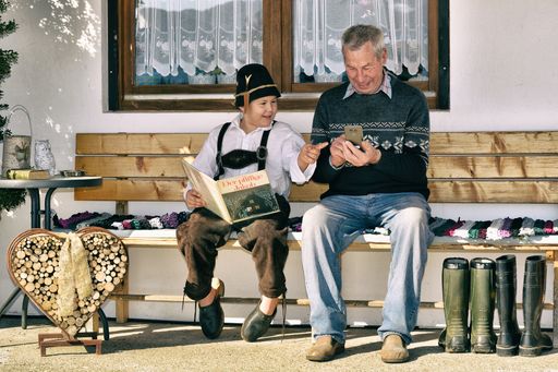 "Opa, jetzt hast Du´s, zur Ausstellung "Jung trifft
alt. Generationen im Bild"