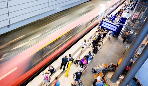 Regionalexpress fährt am Berliner Hauptbahnhof ein, 05.06.2022.
Die Verwendung dieses Bildes ist für redaktionelle Zwecke im Rahmen
der Berichterstattung honorarfrei. Veröffentlichung bitte unter
Quellenangabe "picture alliance/ dpa/ Christoph Soeder". /
Die Verwendung dieses Bildes für redaktionelle Zwecke ist unter
Beachtung aller mitgeteilten Nutzungsbedingungen zulässig und dann
auch honorarfrei. Veröffentlichung ausschließlich mit
Bildrechte-Hinweis.