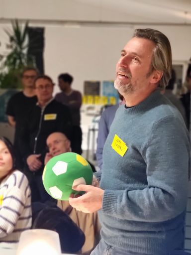 Vorschau Bild von Ein Teilnehmer des DWYL-Programms präsentiert beim
Infoabend am 10.Februar seine Idee in 45 Sekunden.