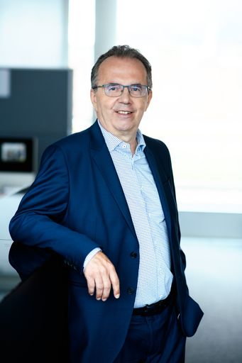  Nach 27 Jahren an der Spitze der Moser Holding wird
CEO Hermann Petz mit 31.12.2023 sein Vorstandsmandat zurücklegen.
Ihm war es ein großes Anliegen, für eine zukunftsweisende Übergabe
der Unternehmensführung zu sorgen.