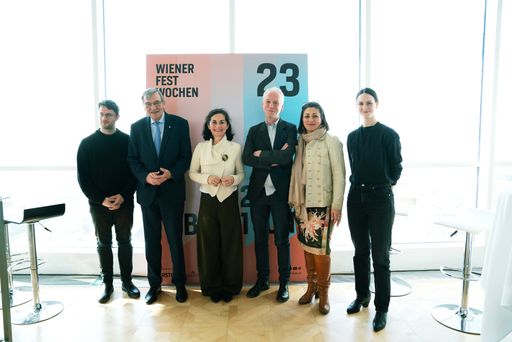 (v.l.n.r.: Bernhard Staudinger, Dramaturg Wiener
Festwochen), Robert Lasshofer (Vorstandsvorsitzender, Wiener
Städtische), Artemis Vakianis (GF Wiener Festwochen), Christophe
Slagmuylder (Intendant Wiener Festwochen), Veronica Kaup-Hasler
(Amtsführende Stadträtin für Kunst, Kultur und Wissenschaft, Stadt
Wien), Carolina Nöbauer (Dramaturgin Wiener Festwochen)