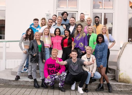 Vorschau Bild von vorne von links: Johnny, Oskar, Mel mitte von links: Elif, Jessi,
Paula, Michelle, Emma, Nina, Svenja, Sandra hinten von links: Max,
Anna, Mesut, Olli, Ben, Kenan, Jan, Mario, Barbie, George / Die
Verwendung dieses Bildes für redaktionelle Zwecke ist unter
Beachtung aller mitgeteilten Nutzungsbedingungen zulässig und dann
auch honorarfrei. Veröffentlichung ausschließlich mit
Bildrechte-Hinweis.