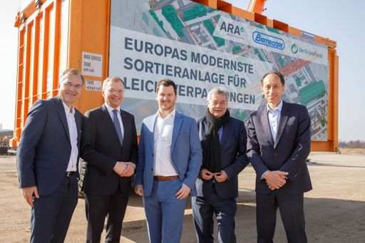 Vorschau Bild von Martin Prieler (ARA), Landeshauptmann Thomas
Stelzer, Kurt Bernegger (Bernegger Gruppe), Vizekanzler Werner
Kogler, Laurent Auguste (Der Grüne Punkt)