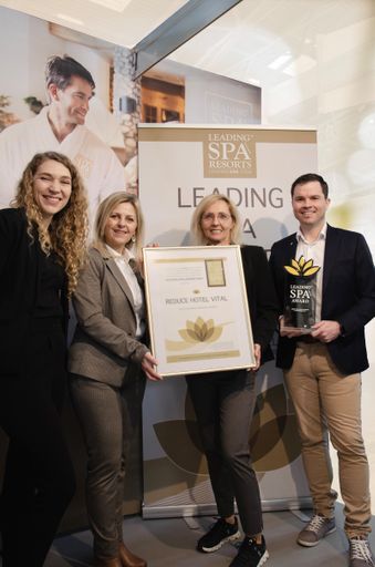  Mona Klemen von Leading SPA Resorts übergibt die
Auszeichnung an das Team des REDUCE HOTEL VITAL****S