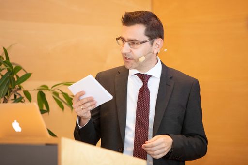  VHS-Geschäftsführer Dr. Michael Grabher referiert
im Rahmen einer Veranstaltung.