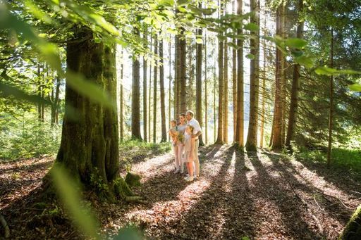 Vorschau Bild von Familie bei Besuch im Waldfriedhof