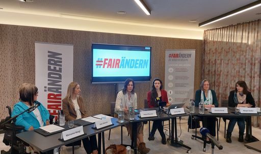 Podium Pressekonferenz