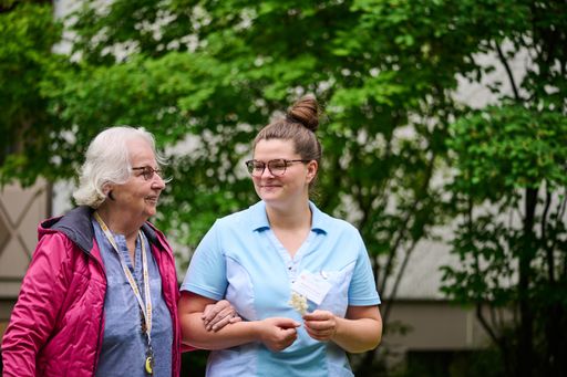 Der Internationale Frauentag, der jährlich am 8.
März begangen wird, ist in den 30 Häusern zum Leben und den 150
PensionistInnenklubs für die Stadt Wien des Kuratoriums Wiener
Pensionisten-Wohnhäuser (KWP) weit mehr als eine Gelegenheit, allen
Mitarbeiterinnen danke zu sagen: „Wir nutzen diesen Tag nicht nur,
um über das Erreichte zu reflektieren, sondern auch, um für weitere
Verbesserungen für Frauen im Unternehmen die Weichen zu stellen“, so
KWP-Geschäftsführer Christian Hennefeind.