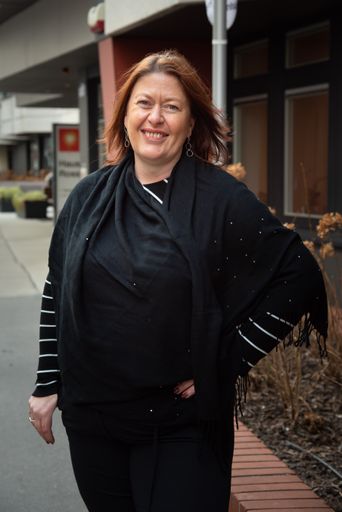 Vorschau Bild von Der Frauenanteil bei Führungskräften in den 30
Häusern zum Leben und 150 PensionistInnenklubs für die Stadt Wien
beträgt stolze 65,22 Prozent. Karin Schweinegger, Bereichsleiterin
Human Resources zu dieser Quote: „Wir sind ein Unternehmen, in dem
Vielfalt lebt und in allen Aspekten der Diversität gelebt wird. Wir
unterstützen alle Mitarbeiter*innen darin, die für sie beste
Arbeitswelt mitzugestalten, die eine Vereinbarkeit von Beruf und
Privatleben ermöglicht. Diese Angebote stehen allen Kolleg*innen
offen. Neben Arbeitszeitmodellen ist hier die Gesundheitsförderung
besonders hervorzuheben. Insbesondere für unsere Mitarbeiterinnen
ist diese Anstrengung von Arbeitgeberseite besonders wichtig, um
beide Seiten in Einklang bringen zu können. Ein hoher Frauenanteil
im Unternehmen, auch in Führungspositionen, sorgt dafür, dass wir
als Unternehmen erfolgreich sind.“
