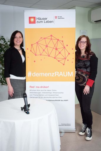 Vorschau Bild von Das Motto des Weltfrauentags: Pflege und Demenz
sind weiblich! Der #demenzRAUM, das virtuelle Gesprächsformat der
Häuser zum Leben, behandelt anlässlich des Weltfrauentages am 08.
März im Rahmen einer Sondersendung das Thema: „Pflege und
Demenzbetreuung sind weiblich. Wir holen Frauen vor den Vorhang!“
Zum einen erkranken Frauen auf Grund der höheren Lebenserwartung
häufiger an Demenz, zum anderen wird der Frauenanteil der Pflegenden
auf über 80 Prozent geschätzt. Gäste sind: Birgit Meinhard-Schiebel
(Präsidentin der IG Pflege), Johanna Püringer (Alzheimer Austria,
persönliche Assistenz), Ursula Barisic (Teamleiterin Pflegestation
Haus Schmelz), Tamara Nemeth (Teamleiterin Haus-Betreuung Haus
Döbling), Karin Kroitzsch (Pflegeassistentin, Haus Atzgersdorf),
Leynes Carmelita (Angehörige) Für eine Videobotschaft konnte die
Unternehmensberaterin und Frau des amtierenden österreichischen
Bundespräsidenten, Doris Schmidauer, gewonnen werden. Den Zoom-Link
zum #demenzRAUM finden Sie unter www.häuserzumleben.at