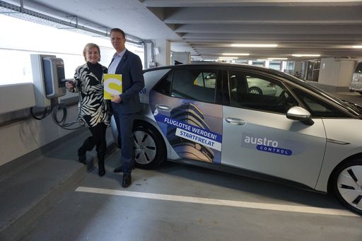 Thomas Dittrich (SMATRICS Team Lead Sales) und
Ingrid Thür (Leitung Facility Management, Austro Control) vor einem
der Ladepunkte in Wien-Erdberg. Abdruck honorarfrei © Austro Control