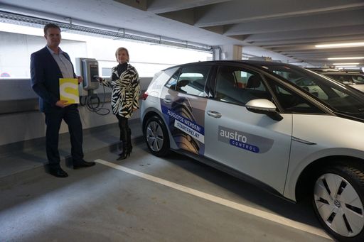Vorschau Bild von Thomas Dittrich (SMATRICS Team Lead Sales) und
Ingrid Thür (Leitung Facility Management, Austro Control) vor einem
der Ladepunkte in Wien-Erdberg. Abdruck honorarfrei © Austro Control