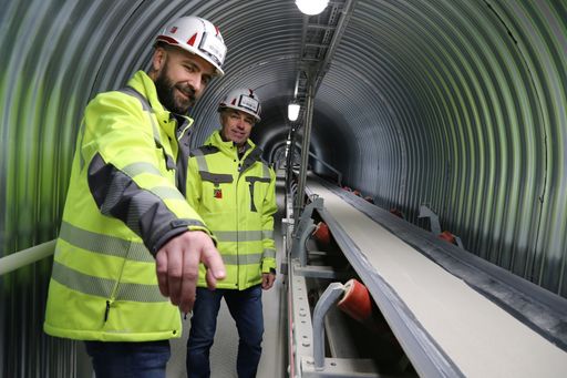  Friedrich Petereder (rechts), Werksleiter Baumit
Bad Ischl und Friedrich Sallmanshofer (links), Baumit Projektleiter,
freuen sich über den massiven Einsparungseffekt durch die neue
Förderbandanlage im Bad Ischler Trockenmörtelwerk.