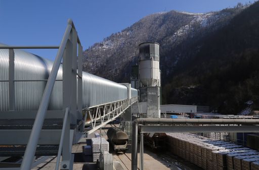 Vorschau Bild von Baumit realisiert am Standort Bad Ischl eine
nachhaltige Lösung für den Gesteinstransport: Die innovative, 235
Meter lange Sandtransportanlage reduziert jährlich 35 t CO2,
minimiert LKW-Fahrten, dämpft Staub- und Schallemissionen.