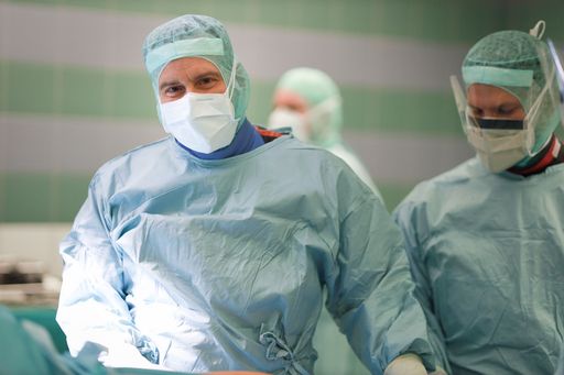  Oberarzt Privatdozent Dr. Christof Radler, Leiter
des Spezialteams für Allgemeine Kinderorthopädie in Speising,
während einer Operation