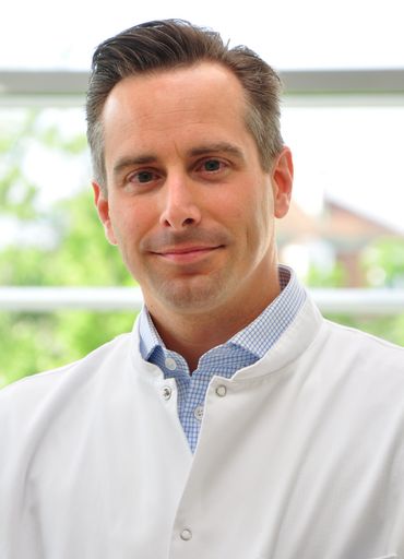 Vorschau Bild von OA Priv.-Doz. Dr. Christof Radler, Experte in der
Klumpfußbehandlung nach Ponseti. Er führte die Methode in Österreich
vor 20 Jahren ein.