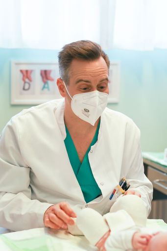 Vorschau Bild von Dozent Dr. Christof Radler bei der Gipsbehandlung
an einem Säugling: Korrektur ohne große Operation.