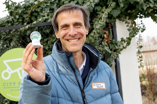 Vorschau Bild von Beim Rundgang durch die City Farm gibt DI Wolfgang
Palme, Leiter der City Farm Augarten, Tipps zum Anbau von
Wintergemüse.