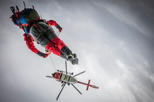 Abseilen bei einer Windenrettung: Mit diesem Foto gewann die DRF
Luftrettung den &quot;Photo of the Year Award von Collins
Aerospace/Goodrich (Quelle: Jérémie Molaro/DRF Luftrettung). / Die
Verwendung dieses Bildes für redaktionelle Zwecke ist unter
Beachtung aller mitgeteilten Nutzungsbedingungen zulässig und dann
auch honorarfrei. Veröffentlichung ausschließlich mit
Bildrechte-Hinweis.