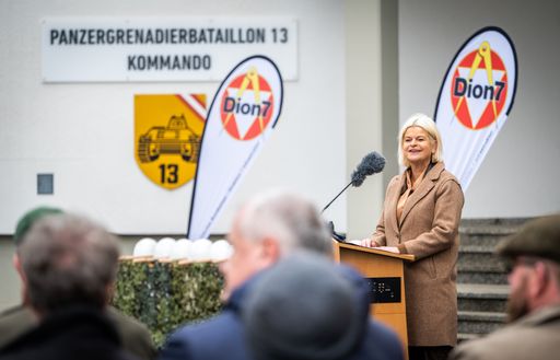 Verteidigungsministerin Tanner beim Spatenstich