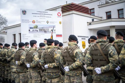 Vorschau Bild von Soldaten beim Spatenstich in Ried