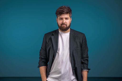 Vorschau Bild von Die Redaktion des Onlinemagazins leitet in Zukunft
Anna Mayrhauser gemeinsam in einer Doppelspitze mit Dominik
Ritter-Wurnig. Dominik Ritter-Wurnig ist der Initiator von tag eins
und wird weiterhin Geschäftsführer bleiben.