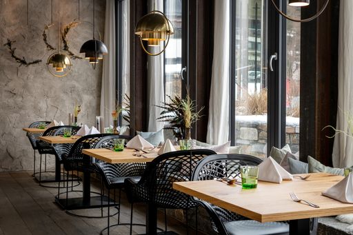 Vorschau Bild von Für noch mehr Platz und Genussmomente haben wir unser Restaurant
erweitert. Freuen Sie sich auf die neue Gartenstube mit 24 neuen
Sitzplätzen und großen Panoramafenstern, die man zum Löwengartl hin
weit öffnen kann. Natürliche heimische Materialien wie z.B
österreichische Schafwolle als Deckenverkleidung