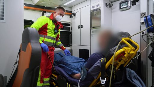 Vorschau Bild von Einblicke in einen Rettungswagen aus Siegen / Die Verwendung
dieses Bildes für redaktionelle Zwecke ist unter Beachtung aller
mitgeteilten Nutzungsbedingungen zulässig und dann auch honorarfrei.
Veröffentlichung ausschließlich mit Bildrechte-Hinweis.