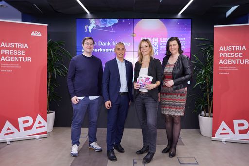 Vorschau Bild von Beim „APA-Playbook-Event“ diskutierten Expertinnen
und Experten am 9. März im APA-Pressezentrum über Digital Products
und das #APA-Playbook (v.l.): Florian Jungnikl-Gossy (Falter),
Patricio Hetfleisch (Tirol Werbung), Nana Siebert (Moderation/Der
Standard) und Verena Krawarik (APA).