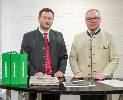  NÖ Bauernbundobmann LH-Stv. Stephan Pernkopf und NÖ
Bauernbunddirektor Paul Nemecek erinnern an die leeren Regale in den
Supermärkten vor drei Jahren.