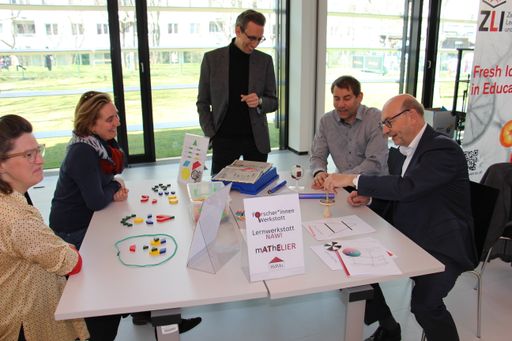 Vorschau Bild von Vizerketor Norbert Kraker beim Tag der offenen Tür