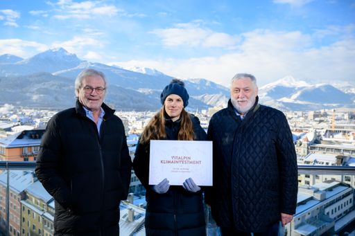  (v.l.): Roderich Urschler und Sarah Twardella
(beide Vitalpin) läuten gemeinsam mit Dr. Franz Fischler, dem
Jury-Vorsitzenden, rufen zur Unternehmen und Projekte auf, sich für
den Vitalpin KlimaInvestment Förderpreis zu bewerben.