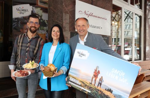Das traditionelle SalzburgerLand Pressefrühstück im Restaurant
"Nussbaumerin" in Berlin: (v.l.) Tom Schwaiger (TOM Almhütte in
Maria Alm), Christine Scharfetter (GF Region Hochkönig) und Leo
Bauernberger (GF SalzburgerLand Tourismus)