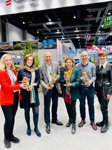 Vorschau Bild von Drei Mal Gold und ein Mal Silber für das SalzburgerLand beim
Internationalen Tourismus Multimedia Award "Golden City Gate":
(v.l.) Victoria Hochreiter (SLTG), Lisa Weddig (Österreich Werbung),
SLTG-Geschäftsführer Leo Bauernberger, Tourismus-Staatssekretärin
Susanne Kraus-Winkler, Gernot Hörwertner (SLTG) und die zukünftige
ÖW-Geschäftsführerin Astrid Steharnig-Staudinger.