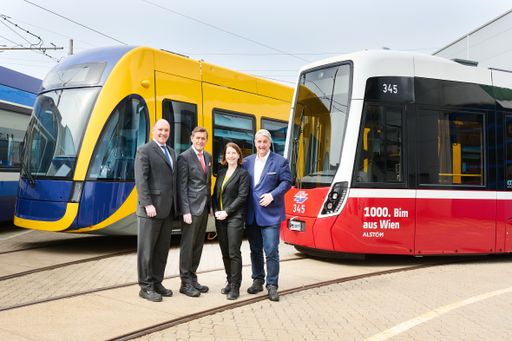Jörg Nikutta, Peter Hanke, Gudrun Senk und Ernst
Nevrivy vor der 1000. Bim von Alstom aus Wien