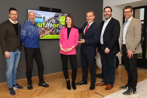  https://www.apa-fotoservice.at/galerie/32326 Im Bild v.l.n.r.:
Michael Nendwich (VSSÖ/WKÖ), Roland Königshofer (3-facher
Radweltmeister), Katja Etlinger (Marketingleitung Messe Wieselburg),
Gert Zaunbauer (WKÖ), Franz Rafetzeder (Messe Wieselburg,
Vorstandsvorsitzender), Matthias Leichtfried (Reifen Weichberger,
Geschäftsführer)