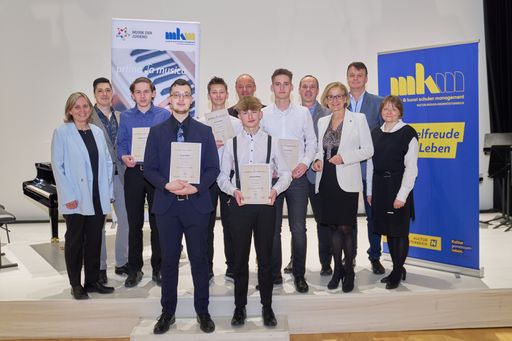 Vorschau Bild von Gewinner der Wertungskategorie Posaune mit der Jury