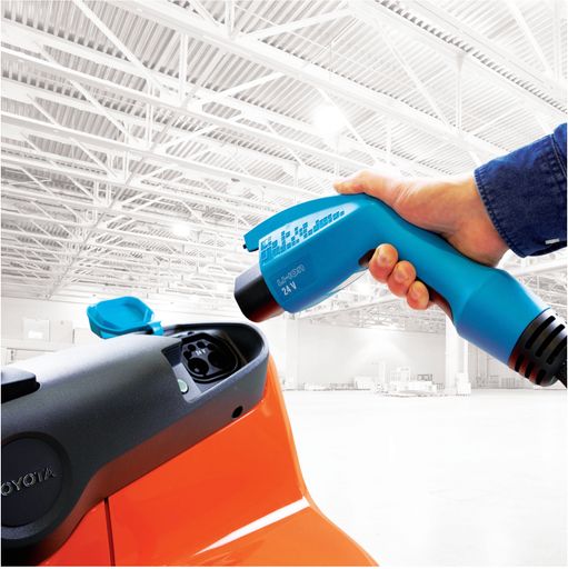 Vorschau Bild von Toyota zeigt auf der LogiMAT erstmals
automobilkonformen Ladestecker mit verbesserter Funktionalität für
Lithium-Ionen-Stapler.