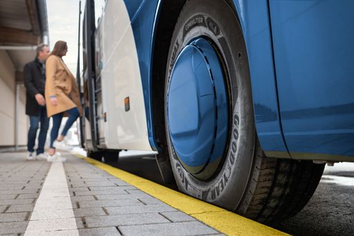 #Bus #Reifen #MobilitätderZukunft #Elektrobus #Intercity-Verkehr
#URBANMAXCOMMUTER #Pendlerverkehr #Runderneuerung #Nachhaltigkeit
#RFID #Personenverkehr / Die Verwendung dieses Bildes für
redaktionelle Zwecke ist unter Beachtung aller mitgeteilten
Nutzungsbedingungen zulässig und dann auch honorarfrei.
Veröffentlichung ausschließlich mit Bildrechte-Hinweis.