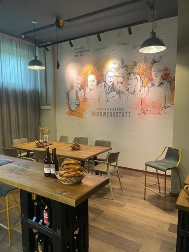 Vorschau Bild von Doppelt so groß wie ursprünglich und um einen
Degustationsraum erweitert, im coolen Industrial-Style, barrierefrei
und den Bedürfnissen älterer Menschen gerecht – so präsentiert sich
die neu-umgebaute Brauwerkstatt des Pensionisten-Wohnhauses
Atzgersdorf. Das Raumkonzept verwirklichte das
Innenarchitektur-Unternehmen DERENKO nach den Vorstellungen von
Robert Guschelbauer, Bereichsleiter des gastronomischen Managements
der Häuser zum Leben des Kuratoriums Wiener Pensionisten-Wohnhäuser,
und seinem Team.