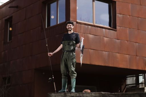  Harald Irka vor seinem Pfarrhof in St. Andrä im Sausal.
